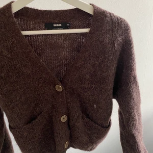 Brun kofta  - Så fin brun kofta köpt på bikbok i vintras, använd ett fåtal gånger🤎