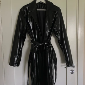 Vinylkappa - Kappa i vinyl från Gina Tricot. Nyskick. Storlek S