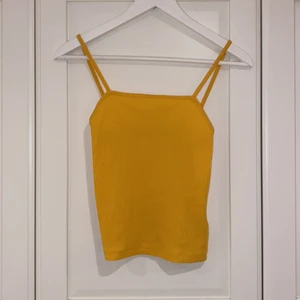  Bikbok linne ribbat  -  Gult ribbat söt linne, använt antal gånger. Inte min stil längre inte justerbara band. Kom privat för intresse 