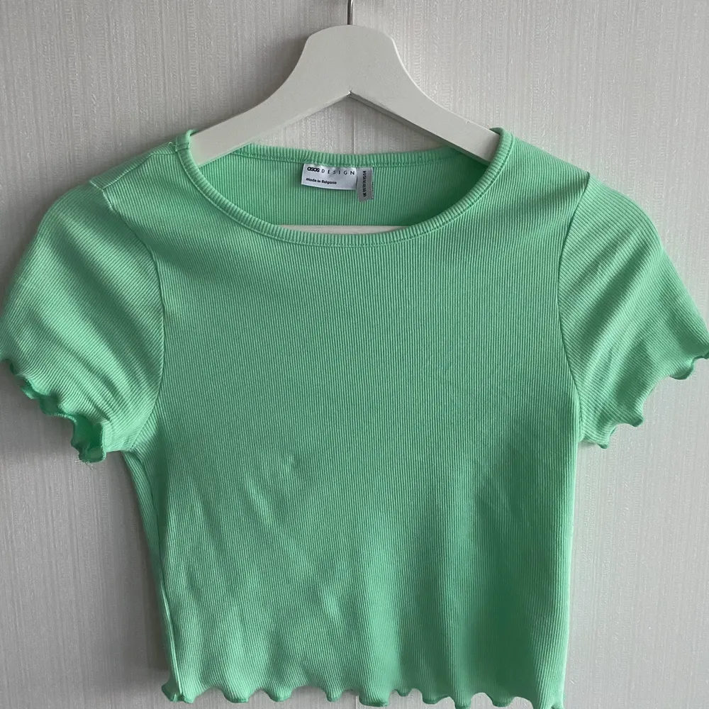 Ljusgrön lite cropad t-shirt frpn Asos. Använd vid ett tillfälle. Köparen står för eventuell frakt💕. T-shirts.