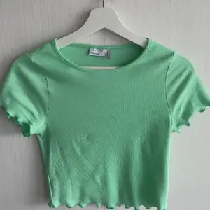 Ljusgrön lite cropad t-shirt frpn Asos. Använd vid ett tillfälle. Köparen står för eventuell frakt💕