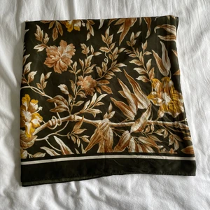 Sjal - Sjal i vackert mönster. Superfint skick. Ca. 180 cm lång och 85 cm bred.