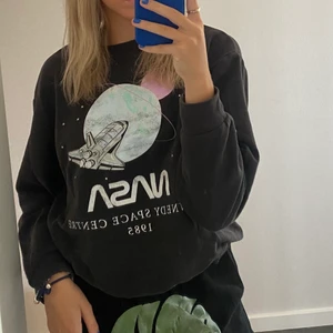 NASA sweatshirt  - Säljer denna NASA sweatshirt från H&M. Säljer den pågrund av att den inte kommer till användning längre. Köparen står för frakten💕
