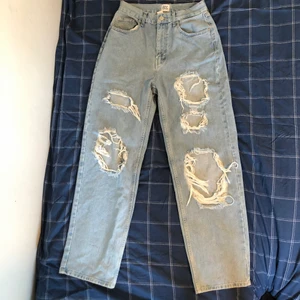 Urban outfitters jeans  - Jeansen har jättebra kvalité och har endast använts nån enstaka gång, de är i storlek 29 (midjestorlek) och är 110 cm lång. Originalpriset ligger på 684kr. Tar emot swish eller kontant. 