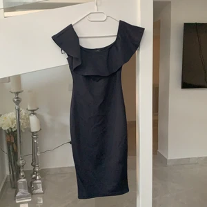 Marinblå klänning  - En marinblå klänning med volang upptill, endast använd 1 gång och en fin slits på baksidan 