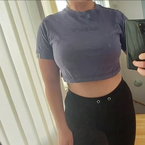 Adidas  - Croppad tshirt. Grå/blå. Knappt använd 