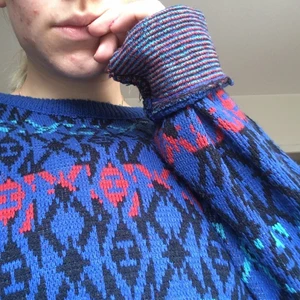 Stickad tröja - Svinmysig tjocktröja i klarblått mönster, ärvd men i jättefint skick! 🌸 skriv vid frågor! Frakt tillkommer ❤️❤️🌟