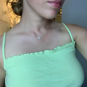 Linne - Croppat linne från HM i en limegrön/gul färg💚💛i storlek s(Har dock sytt om banden så de ska vara kortare!)  säljs för 40kr+frakt