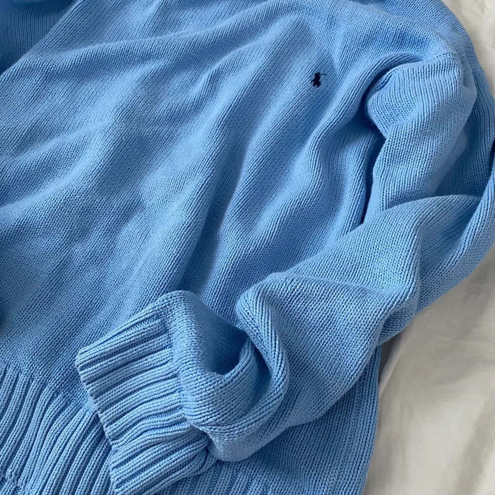 Blå Stickad tröja från Ralph Lauren i storlek XL som jag köpte på plick för två år sedan, har knappt blivit använd. Köpare står för frakt på 79 kr🥰 Om flera är intresserade blir det budgivning!. Stickat.