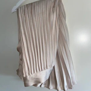 Ljusrosa plisserad kjol - Ljusrosa plisserad kjol från H&M, inköpt förra sommaren. Väldigt sparsamt använd.