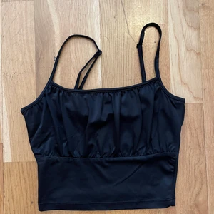 Ett svart linne strl XS - Ett svart linne i silkesmaterial som endast är testad. Köparen står för frakten🤍