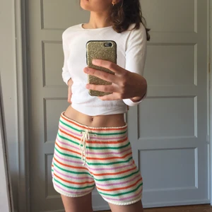 Zara byxor  - Ett par snygga zara shorts som är köpta av en underbar person här på Plick men kommer tyvär inte till användning. Dem är i ny skick med prislapp fortfarande kvar. Dem är storlek M men jag brukar ha S och de passar bra på mig. Super fina och sköna att ha på sig! 