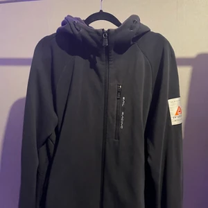 SAIL RACING TRÖJA - Haft den ett tag nu o tänkte sälja den. Finns inte att köpa av denna model och väldigt få som har den. Tyvärr som ni kan se har ett litet märke försvunnit framme på tröjan men det kan man knappt märka