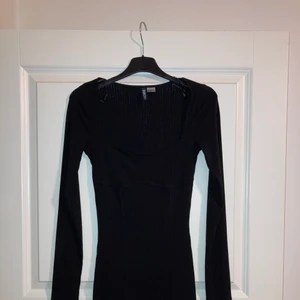 H&M svart klänning storlek xs  - Svart klänning från H&M i storlek xs går precis över knäna om du är 1,70, ej använd 