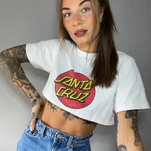 Santa Cruz crop shirt  - Vit vintage Santa Cruz crop shirt jag sytt om själv från en vanlig T-shirt.