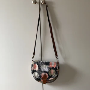 Söt väska - Säljer denna som är köpt i thailand för att det inte används längre, en söt väska med elefanter på med ett brunt axelband. Köparen står för frakten.