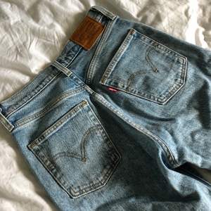 Säljer mina Levis ribcage straight ankel jeans i w25 då jag inte kan ha dem längre. Använt fåtal gånger så i väldigt bra skick. 300kr +frakt nypris 1299kr 