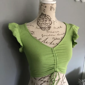 Topp - Jättesöt grön topp med volanger vid axlarna, storlek S💚