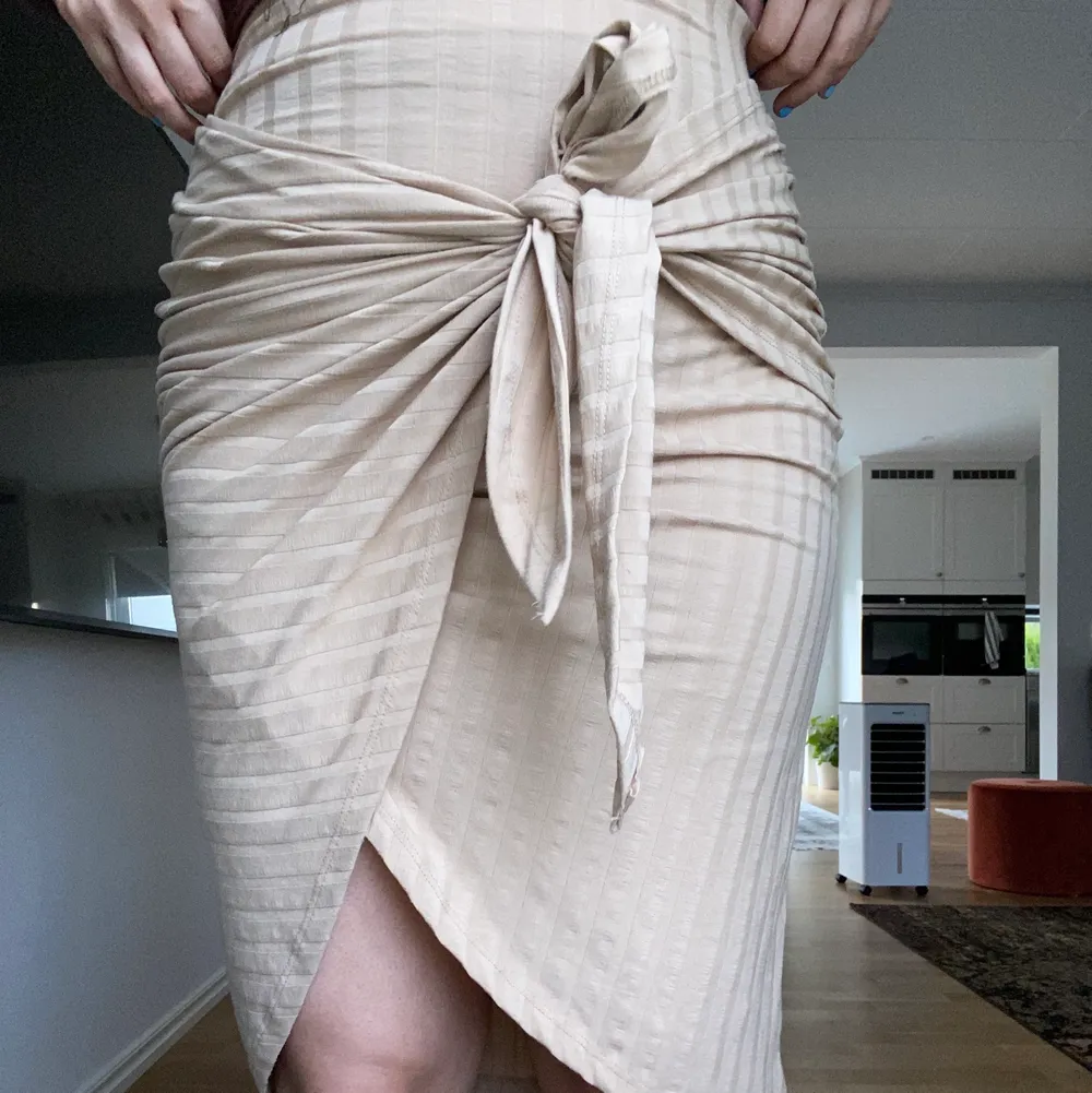 såå fin beige kjol som man själv knyter + är stretchig så därför passar den XS-M (egentliga storleken är S) slutsåld och säljs ej hos nelly längre💕💕. Kjolar.