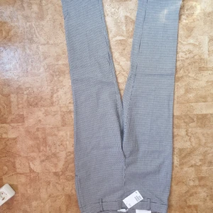 Slacks strlk 38 - Helt ny oanvänd... legatvi garderoben i flera år 😅  bekväma på.