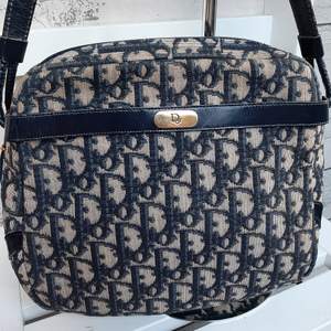 Äkta Dior vintage väskan. Blå Diorissimo canvas  Christian Dior crossbody väska med- Mässingsbeslag - Enkel platt axelrem - läderfärg - blå. skick: Bra yttre skick: Bra. 