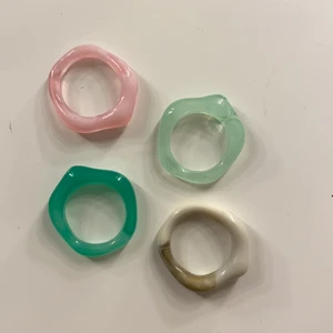 Ringar  - 4 riktigt söta ringar, de är lite stora för mig och jag har ganska smala fingrar. Du kan köpa alla för 40 eller 10kr/st