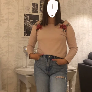 Rosa tröja  - Rosa tröja med rosor.