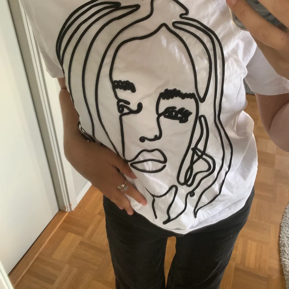 En T-shirt från zara med konturerna av en kvinna som tryck. Älskar tröjan men den kommer tyvärr inte till användning. Använd ett fåtal gånger. Den är i storlek S. Säljer den för 50 kr men frakt tillkommer.. T-shirts.