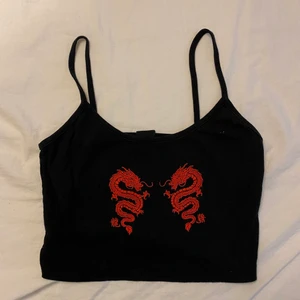 Crop top drakar  - Crop top från Urban Outfitters! Storlek XS men sitter bra på mig som vanligtvis har S! Har använt max 4-5 gånger. Frakt tillkommer och tar gärna Swish! 🥰