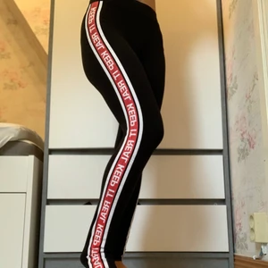 Tights med tryck - Tights med tryck ”Keep it real” i strl S. Från märket ”FB sister”, köpt på New Yorker. Använd ett fåtal gånger men i nyskick förutom trycket som blivit slitet i tvätten (se bild nr 2)