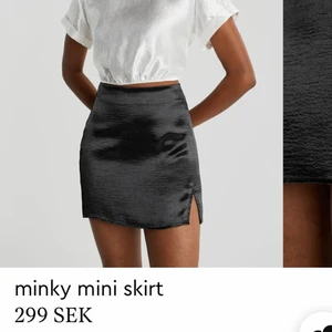 Kjol - helt slutsåld kjol från Ginatricot i satinmaterial. Alla lappar är kvar då jag inte fått användning för den🪐🤍 nypris: 299 + frakt