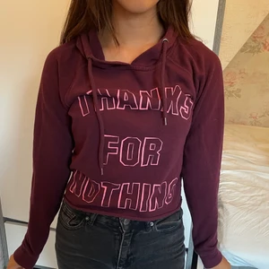 Luvtröja med tryck - En lila, croppad luvtröja med tryck ”Thanks for nothing”. I strl XXS från New Yorkers märke ”FB sisters”. Använd ett fåtal gånger men i nyskick.