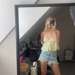 Oanvänt söt topp - Oanvänd söt gul somrig topp från ZARA. 