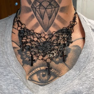 Svart halsband  - Svart halsband med kors 