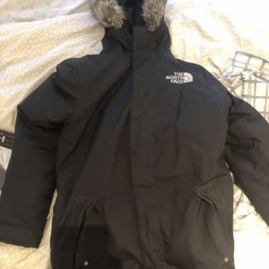 Tnf parka - Perfekta vinter jackan för dig som är i storlek S-M nypris ca 3.200kr mitt prosa 1.500kr inte fast kan gå ner vid snabbaffär byte går också 