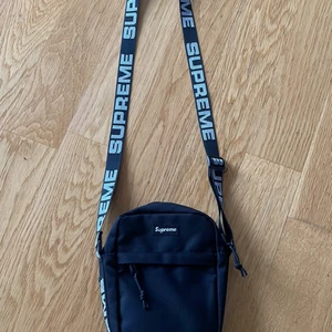 Supreme Shoulder Bag (SS18) - Säljer nu min Supreme axelväska för jag inte har någon användning av den längre. Köpt i maj av en polare som köpte den från StockX. Den är i princip helt ny. Priset kan diskuteras. Ev bytas mot något