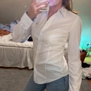 GANT blus  - 🎀SKRIV ETT PRIS!!🎀 Denna GANT blus sitter perfekt och visar upp dina former på ett snyggt sätt. Den är i nyskick och har bara använts ett fåtal gånger. Nypris ligger på 900-1000kr! - köparen står för frakten!
