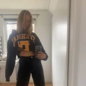 Cropped hoodie - Säljer den här coola hoodien från weekday då den inte kommer till så mycket användning.   Använd ca 2-3 ggr bara men den har mest legat i garderoben.  Skönt och luftigt material, stor och bra luva och är i stl M. Sitter ganska oversized.