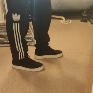 Axel Arigato sneaker navy suede BRA SKICK - Vita midsole är nästan helt vit  Använda 9 gånger  Sueden har inga dom helst defekter. Sueden har lite vita fläckar på bilderna men de är borta nu, det var bara att putsa bort.  De kostar 1800kr på Axel Arigatos hemsida.  Säljer eftersom jag kort efter köp fick ett par nya Arigato skor och då blev det så att jag inte längre fick användning för dessa.  Jag har storlek 42.5 men dessa 42or sitter ändå otroligt bekvämt (mycket skönare än mina AF1).  Fler bilder kan ges