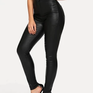 Skinnbyxor - Skinnbyxor i jätte fin kvalite. Bilder lånad från hemsidan. Storlek S köpte för 300 säljer för 100. Ny skick använd en gång 