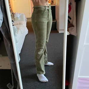 Manchester byxor - Säljer dessa asballa Manchester byxor då de inte kommer till användning. Sköna och i bra skick. Passar mig som är 160, midjemått 70cm och innerbenslängd 70cm. 😁😁 