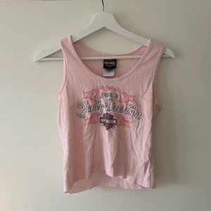 Topp - Söt croppad topp från Harley Davidson. Står ingen storlek men skulle gissa på S ❤️