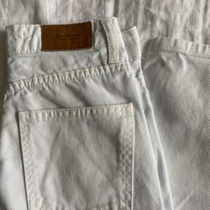 Krispiga vita jeans i strl 32 i superfint skick från stradivarius. Använda 2 ggr🤍