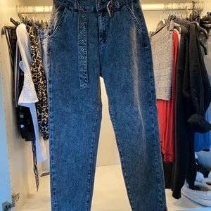 Grå jeans - Väldigt fina å speciella men inte riktigt min smak, förföra har de aldrig blivit använda mer än en gång💕(frakt ingår inte. Hör gärna av dej om du är intresserad)