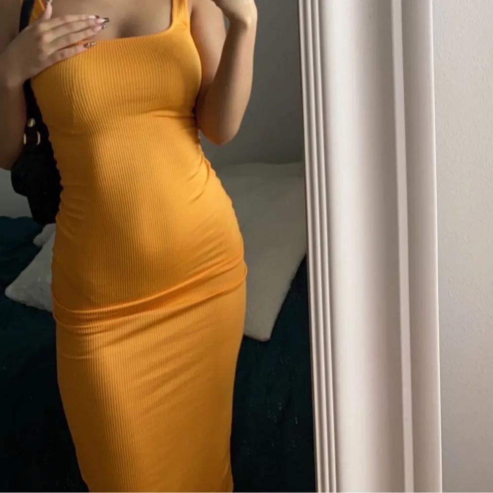 Orange klänning som använts 1 gång, kommer till anklarna ungefär💕. Klänningar.