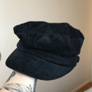 Oanvänd hatt! - Jättefin hatt som tyvärr inte passade mig lika bra som jag önskade ifrån första början! Aldrig använd! 