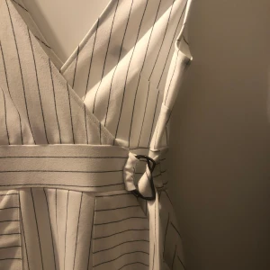 Vit klänning  - Superfin klänning, använd en gång till bröllop! Fin passform! 