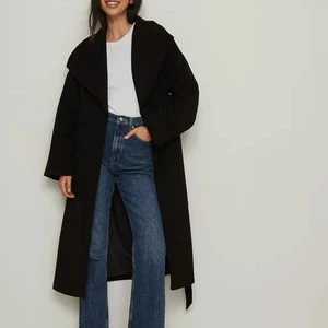 NAKD Kappa stl 34 slutsåld  - Svart ullkappa som är slutsåld på hemsidan. Jättevarm och väldigt snygg! Lite använd men fint skick och inget att anmärka på. Stl 34, OZ. Inköpt för 1499kr i september 