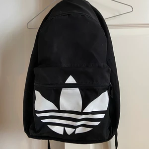 Adidas ryggsäck 50kr  - Ryggsäck från adidas, i bra skick. Några små fläckar på märket (det man ser på bild 2). Säljer för 50kr + kostad för frakt! Betalning via Swisch! 😊