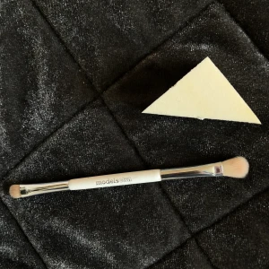 Ögonskuggs borste & svamp - 1 ögonskuggs borste & 1 svamp  !